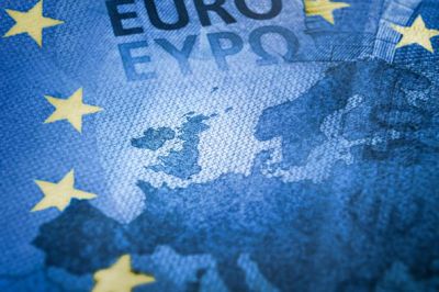 Euro pod presją. Napięcia wokół Ukrainy i kryzys fiskalny Francji osłabiają walutę