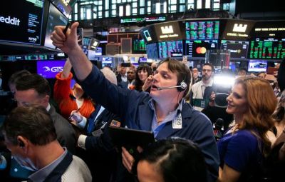 Stratedzy z Wall Street liczą na dalsze wzrosty akcji mimo podwyżek stóp Fed